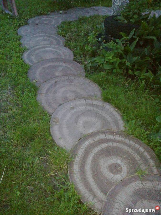 Na ścieżkipień betonowy duży