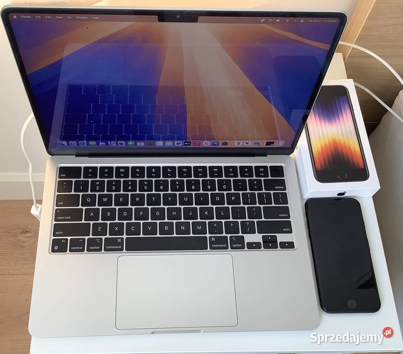 MacBook Air M22024 iPhone SE 32023
