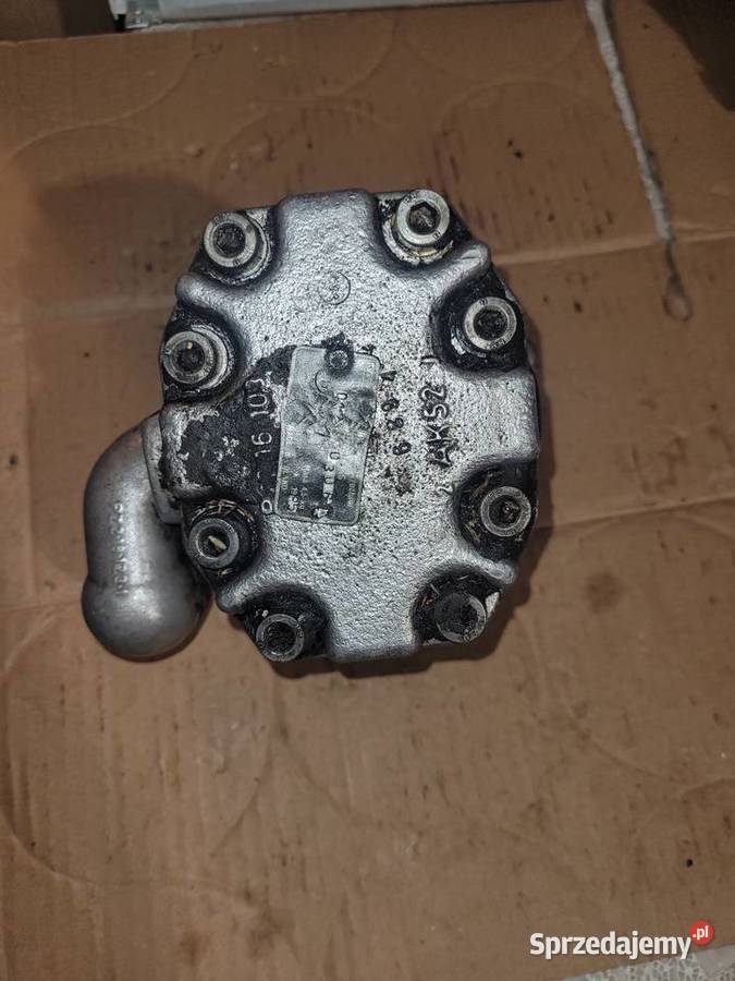 Pompę hydrauliczną podnośnika do ciągnika URSUS Barcin