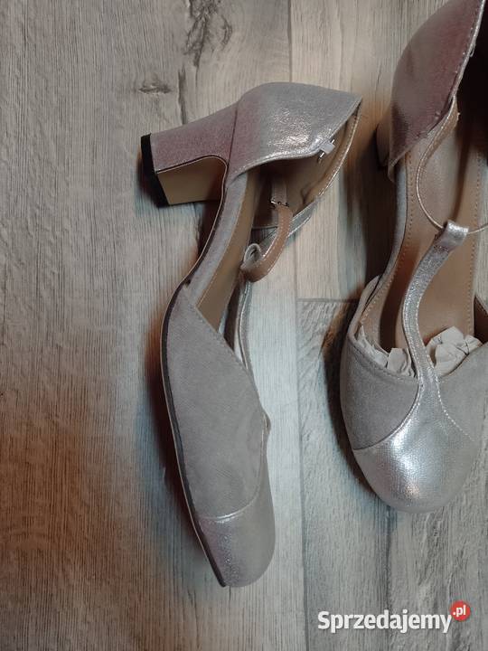 43 Szare srebrne Czółenka wieczorowe z zapięciem sprzedam