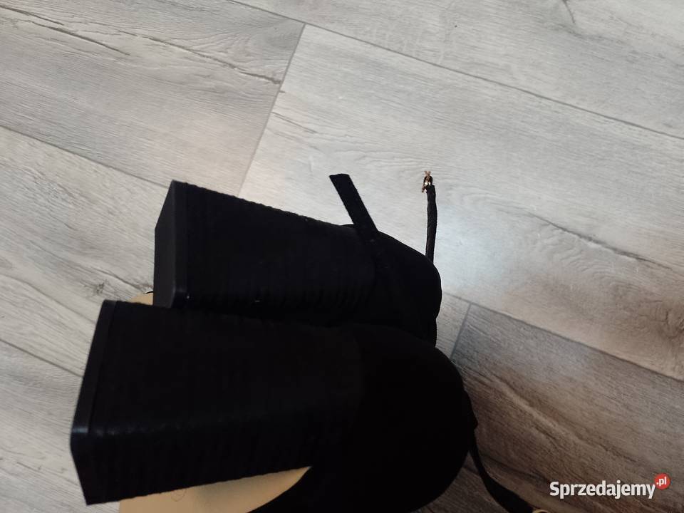 3940 Czarne bogato zdobione czółenka wieczorowe