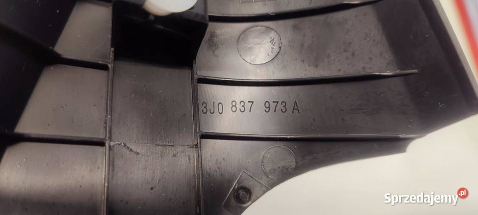 SKODA SUPERB 4 OSŁONA TRÓJKĄT DRZWI LEWY PRZÓ