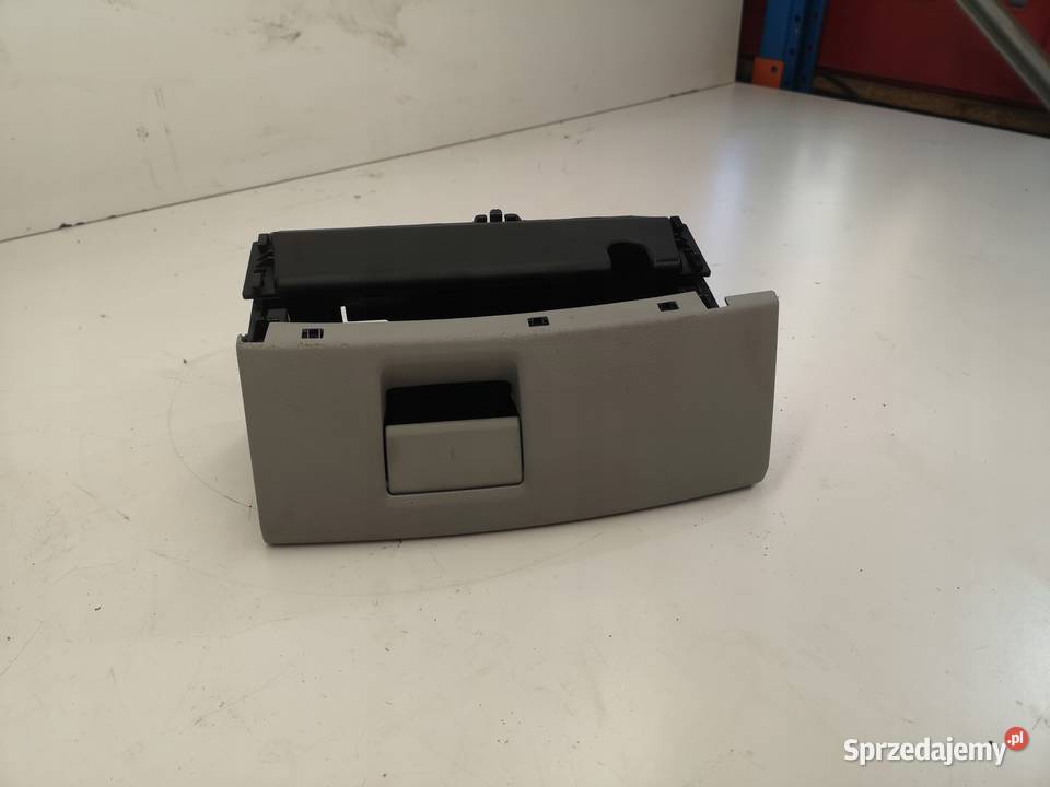 SCHOWEK FOTELA PRAWY AUDI A3 8V 8V0881578 Przystajń