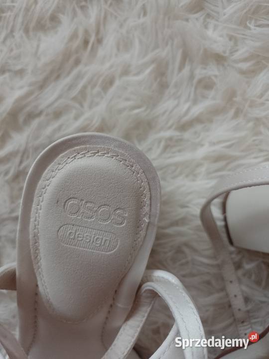 39 ASOS Design Białe bogato zdobione sandałki Kraków