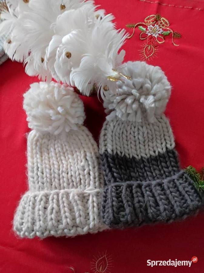 grube mięsiste czapki bliźniaczki z pomponem