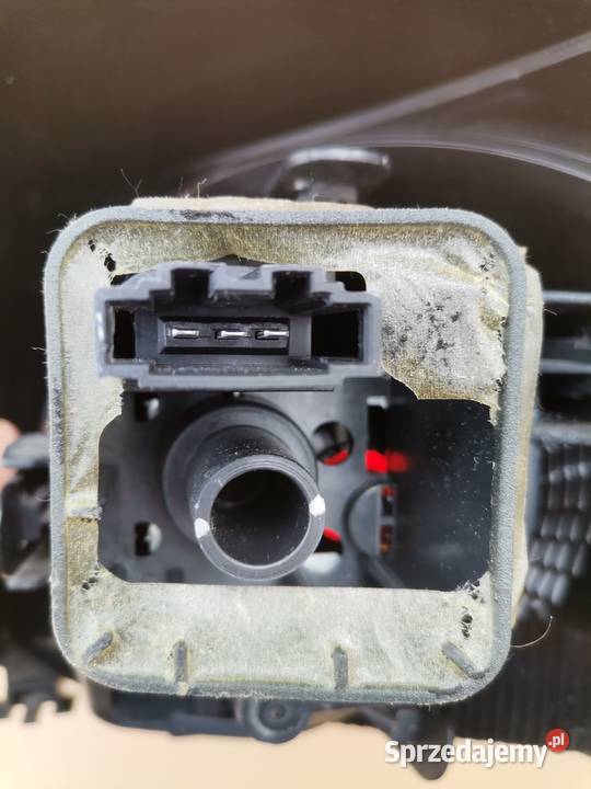 VW GOLF VI LAMPA LEWY TYŁ LEWA TYLNA 5K0945095 Bieleń