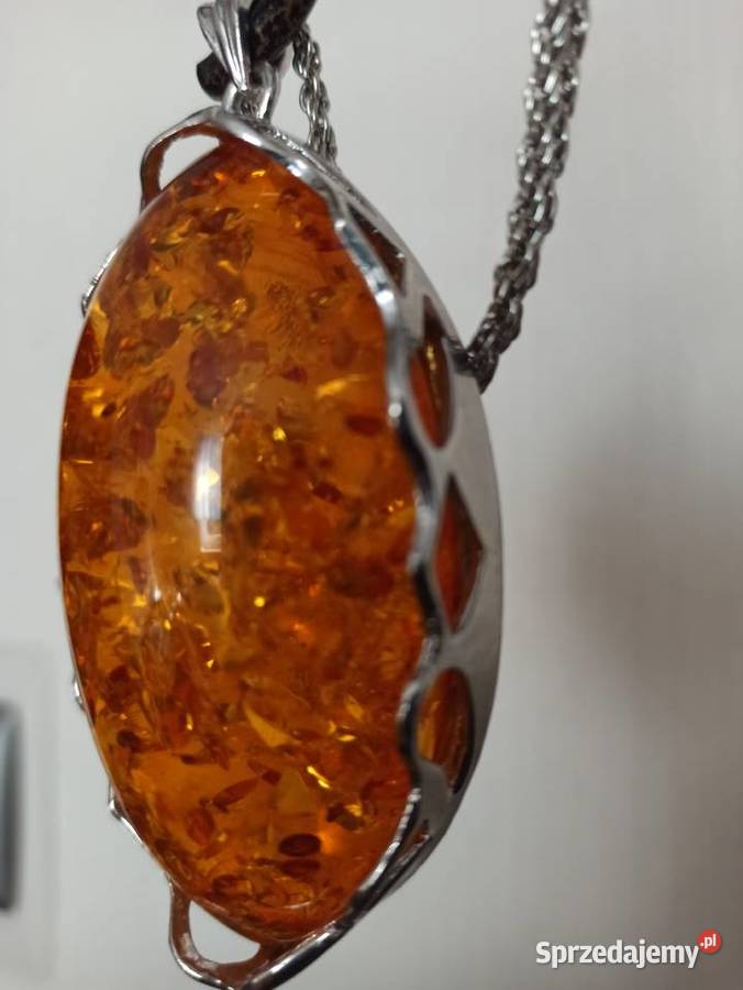Wisiorek z kamieniem bursztynowym