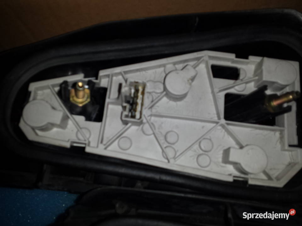 Lampy tylne Peugeot 106r model 1 1996r Mielec
