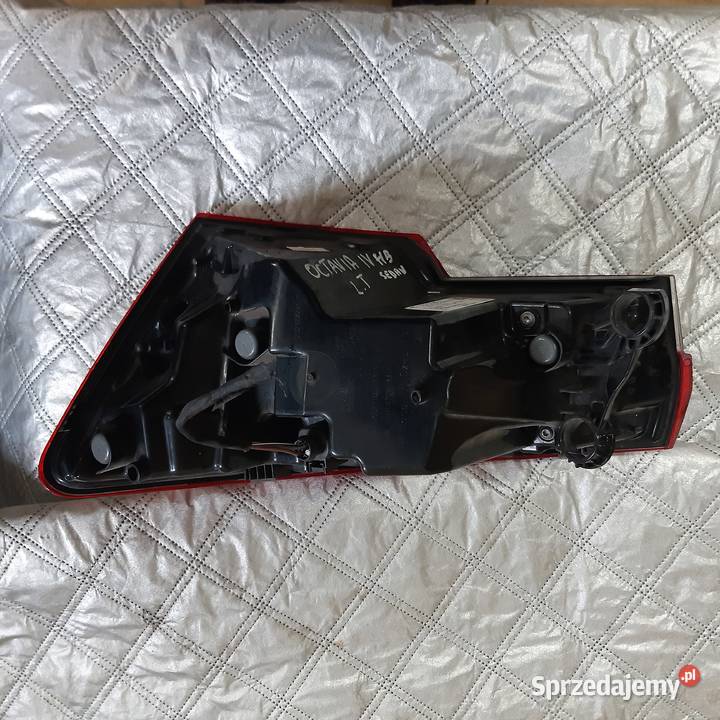 SKODA OCTAVIA IV Lampa lewa 5E3945207 tył osobowe Dębno