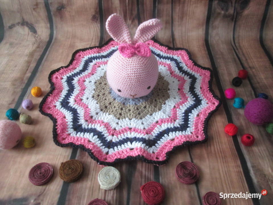 Szydełkowy mały kocyk amigurumi przytulanka Sokółka