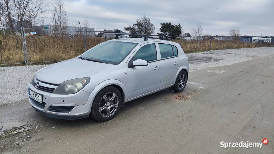 Opel Astra H 12 lat w jednych rękach koła zimowe benzyna
