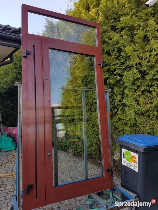 Drzwi aluminiowe z witrynami