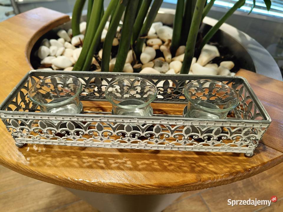 Świecznik potrójny z motywem królewskiej lilii Warszawa