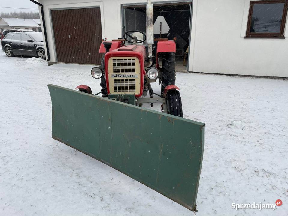 Ursus C328 z pługiem do odśnieżania