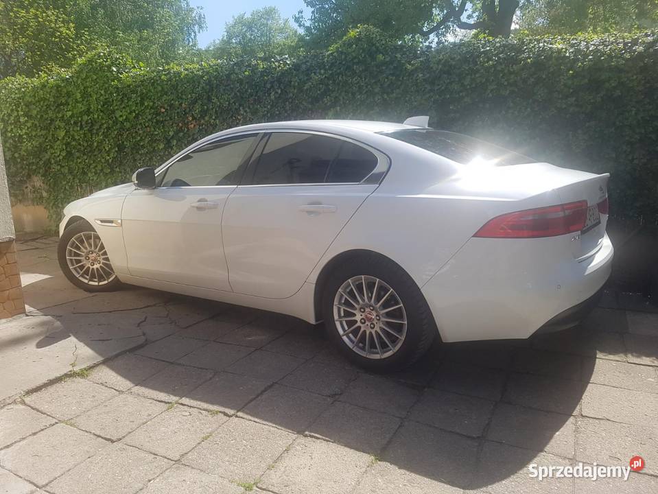Jaguar XE Prestige 2016r 2l diesel biały Łódź