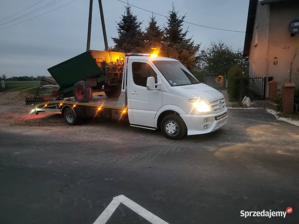 Transport maszyn pomoc drogowa auto holowanie