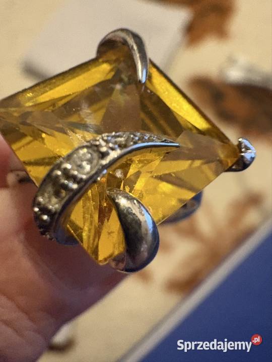Piękny srebrny pierścionek z dużym cytrynem i mazowieckie