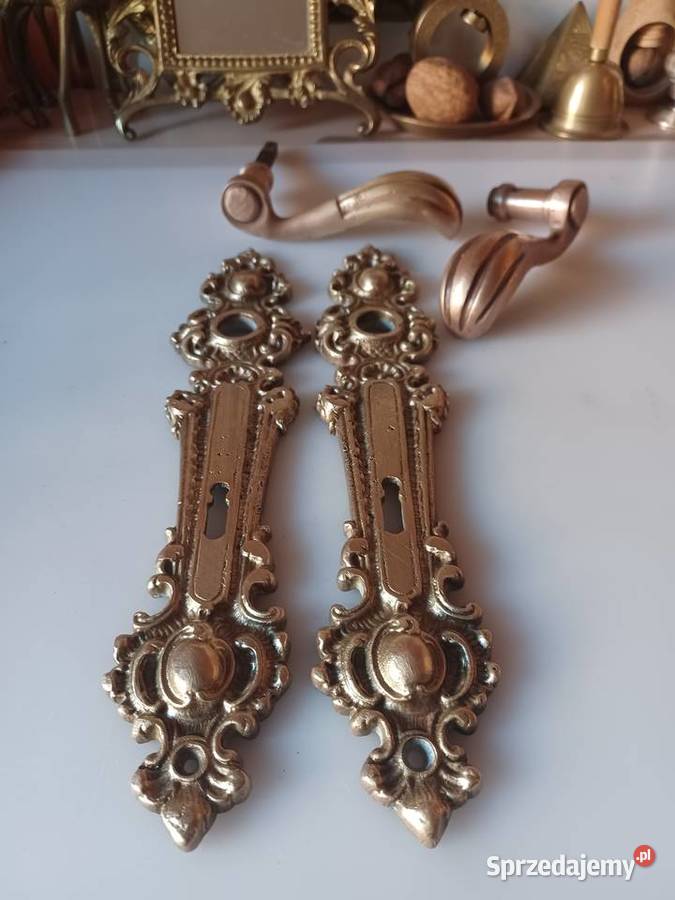 Mosiężne pałacowe klamki i szyldy