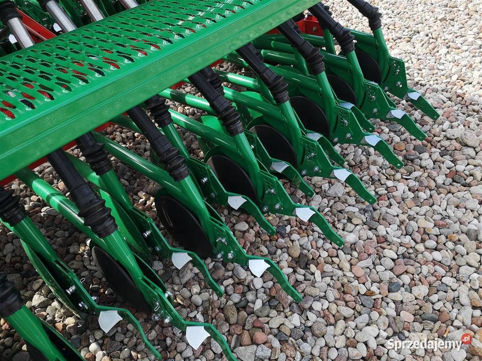 Siewnik Agromasz z talerzem czyszczącym