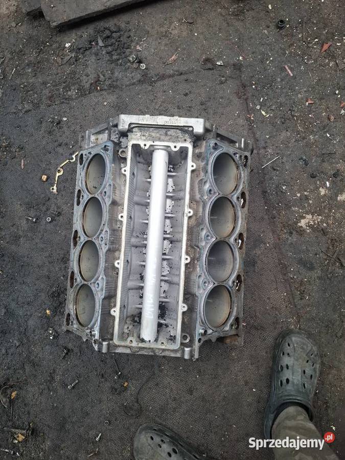 BMW 44 V8 blok silnika na stolik