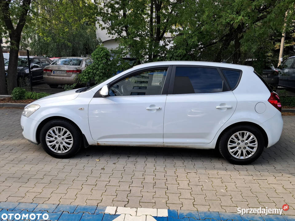 Kia Ceed 14 benzyna bogata wersja niski przebieg nieuszkodzony Kraków sprzedam