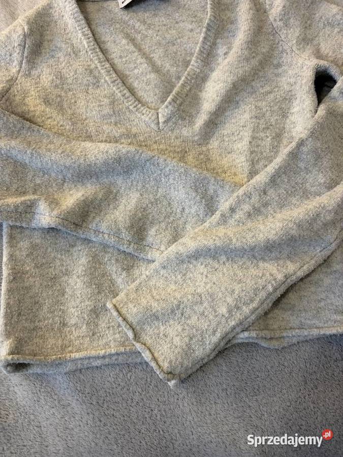 Sweter szary z dekoltem w serek Bershka Jasło
