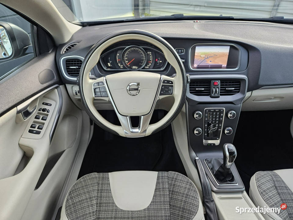 Volvo V40 20 120 2019r LED super wnętrze NAVI czujnik zmierzchu Gdynia sprzedam