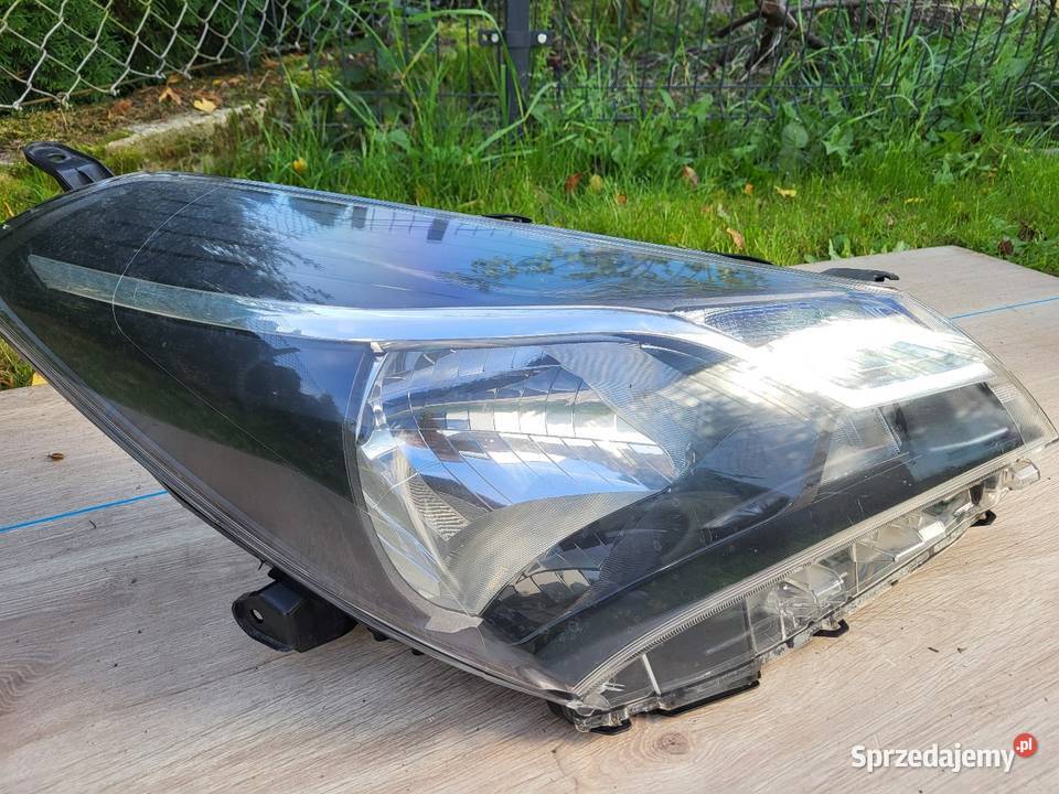 Toyota Yaris III Lampa przód prawa WYSYŁKA prawe Oświetlenie Pobiedziska