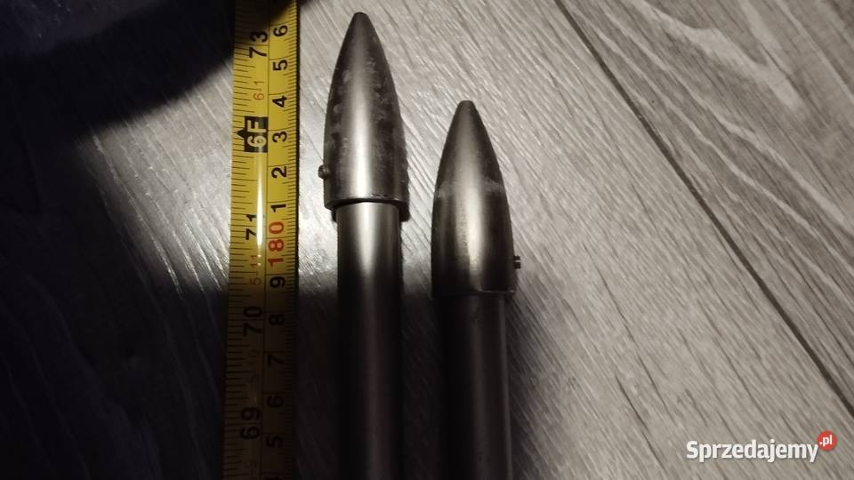 rurki karnisza z ozdobnymi zakończeniami