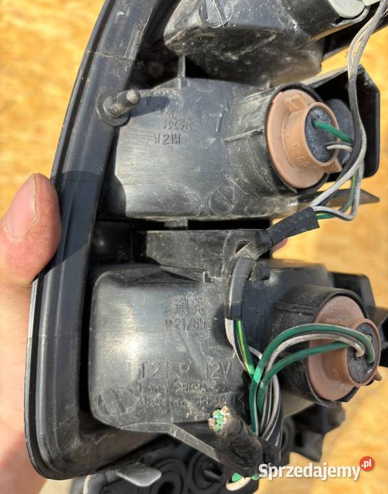 TOYOTA RAV4 I LAMPA PRAWY TYŁ PRAWA TYLNA 9400r Lampy tylne wielkopolskie Międzychód sprzedam
