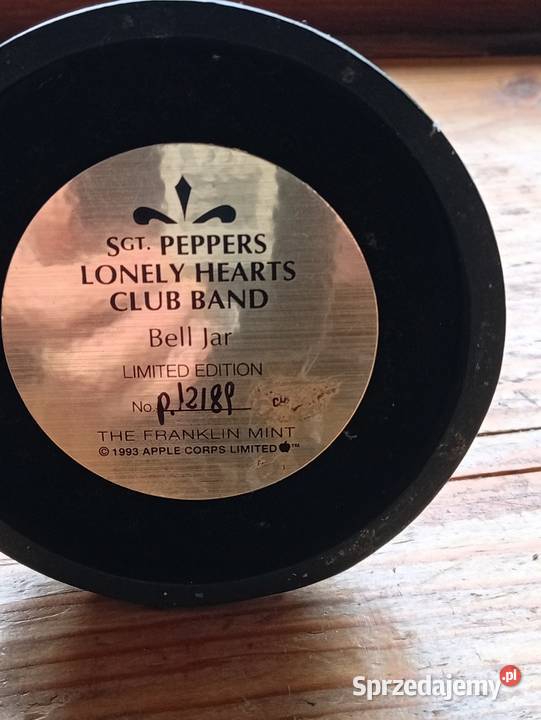 Statuetka pod szklaną kopuła Beatles