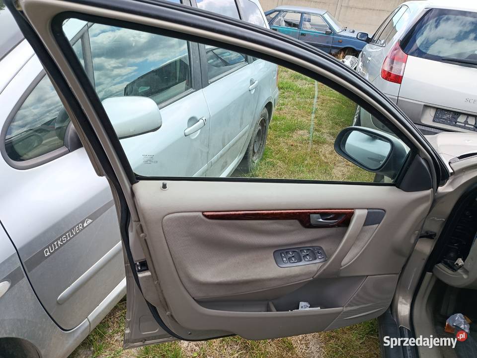 Volvo V70 24 2001 r dawca części Szklarka Myślniewska sprzedam