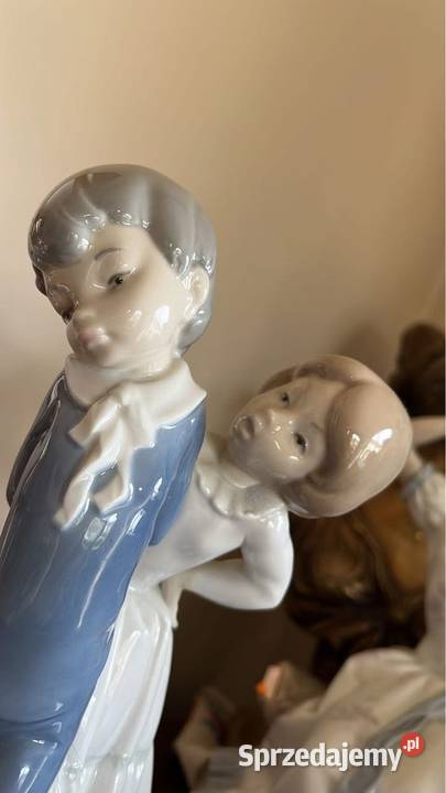 Figurka dziewczyny z chłopcem Figurka NAO Z Gdańsk