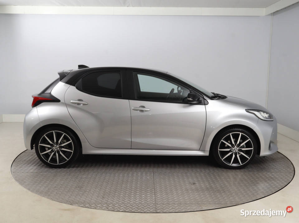 Toyota Yaris 15 VVTi Hybrid światła LED