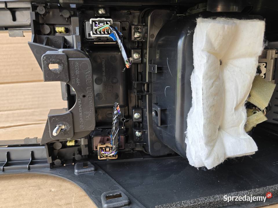 Subaru Outback IV BR podłokietnik panel ramka osobowe sprzedam