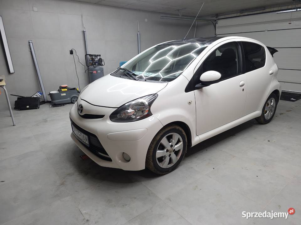 Toyota Aygo piękna biała z czarnym dachem manualna