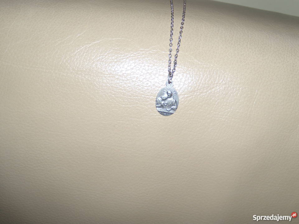 Srebrna zawieszka z Matką Boską na srebrnym Naszyjniki