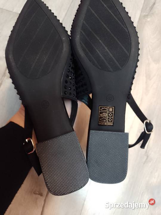 42 Czarne bogato zdobione czółenka wieczorowe z czarny Kraków