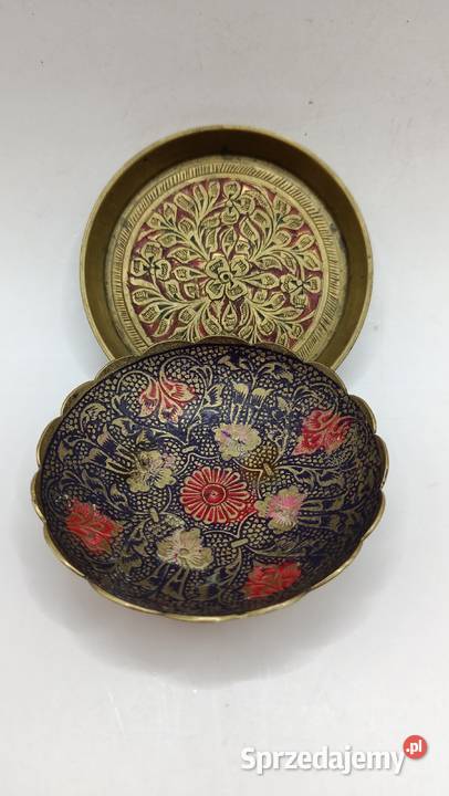 Dwa mni talerzyki podstawki mosiężne kolorowe