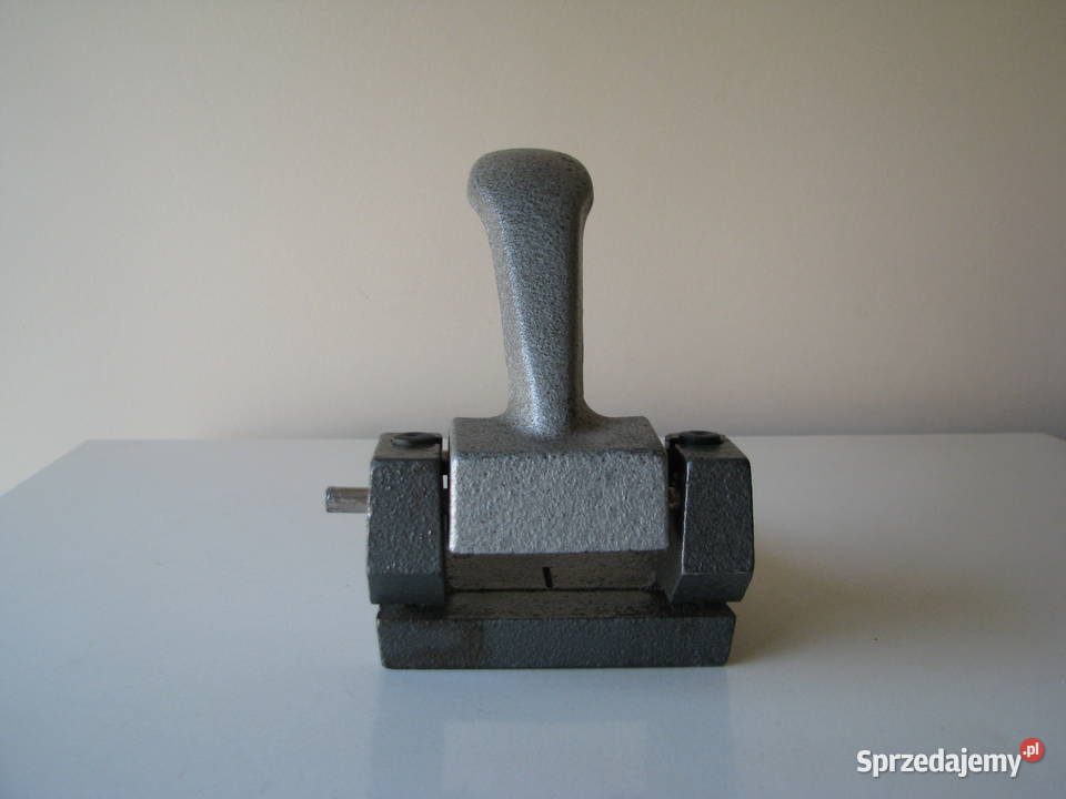 Stary solidny duży żeliwny dziurkacz PRL małopolskie Brzegi