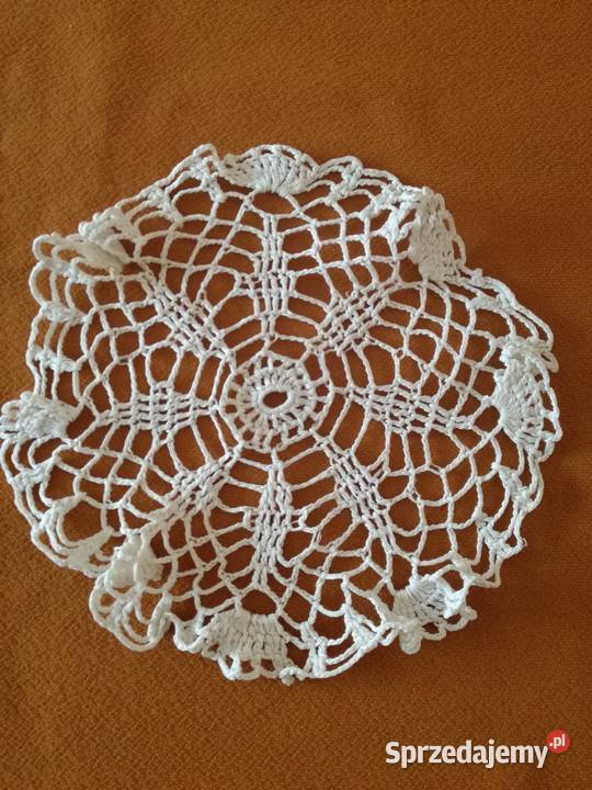 Serwetka szydełkowa z białych niciRękodzieło