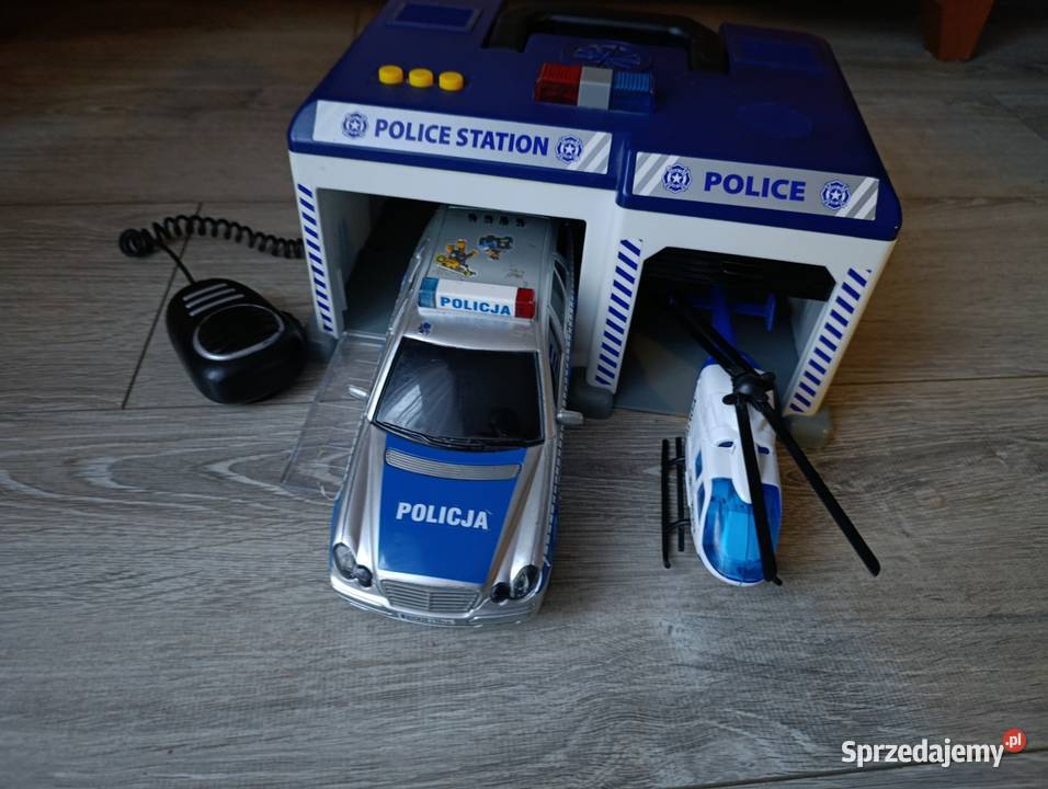 baza policyjna posterunek policji wóz policyjny Poznań
