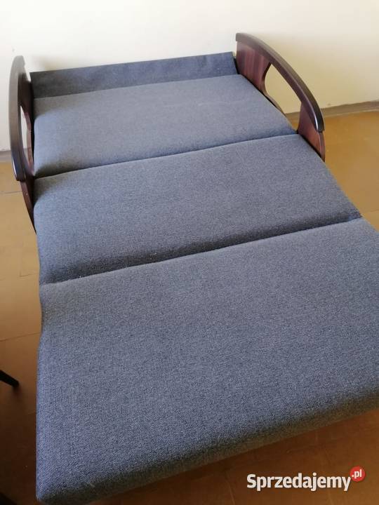 Sofa rozkładana z oparciem drewnianym