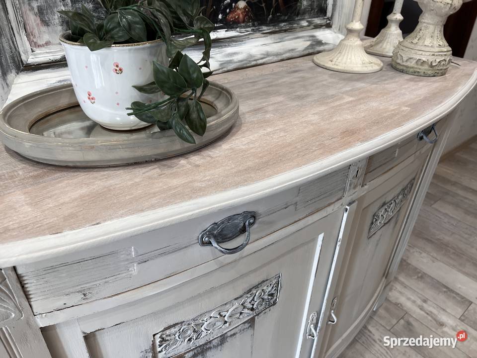 Stara drewniana komoda bielona