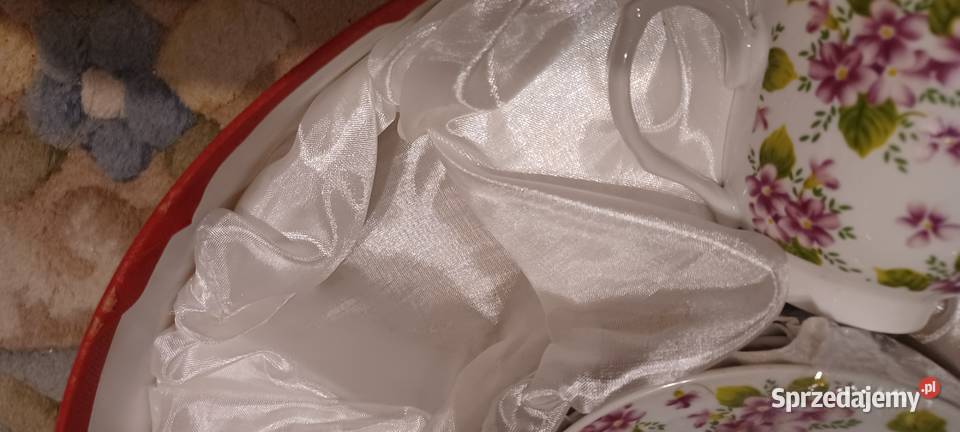 eleganckie filiżanki ze spodkami talerzykami inny kolor Poznań
