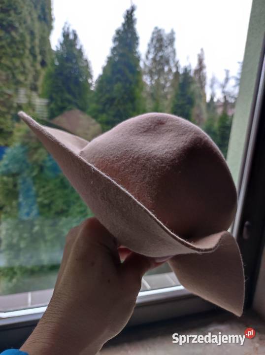 beżowy filcowy kapelusz ciepły Reserved modny