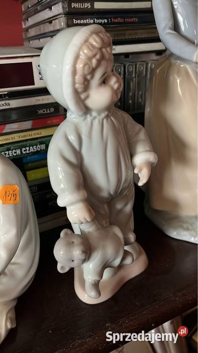 Figurka porcelanowa małego chłopca w niebieskim Porcelana i szkło sprzedam