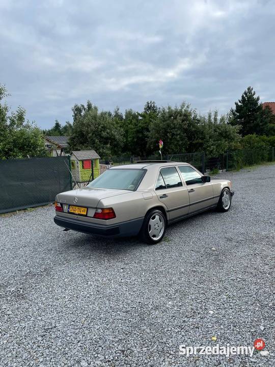 Mercedes W124 300E super stan wąska listwa W124 nieuszkodzony