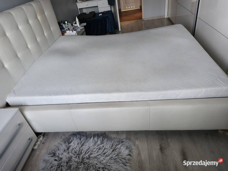 Łóżko z materacem
