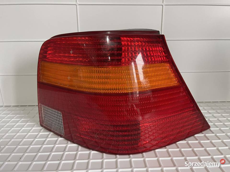 VW GOLF 4 PRAWA LAMPA TYŁ Ostroróg sprzedam